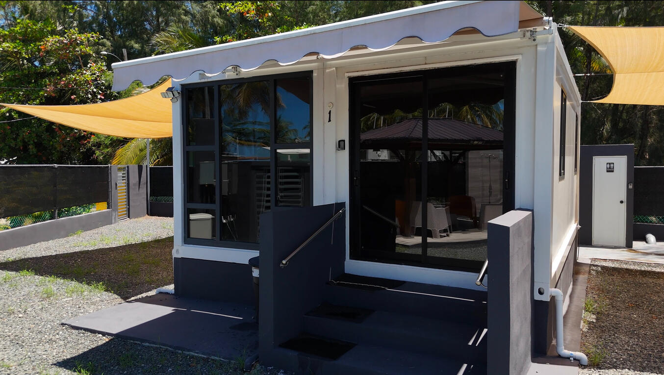 Vista exterior frontal del contenedor 2 / Front outside view of Container Unit 2 Vista exterior frontal del contenedor 2 / Front outside view of Container Unit 2