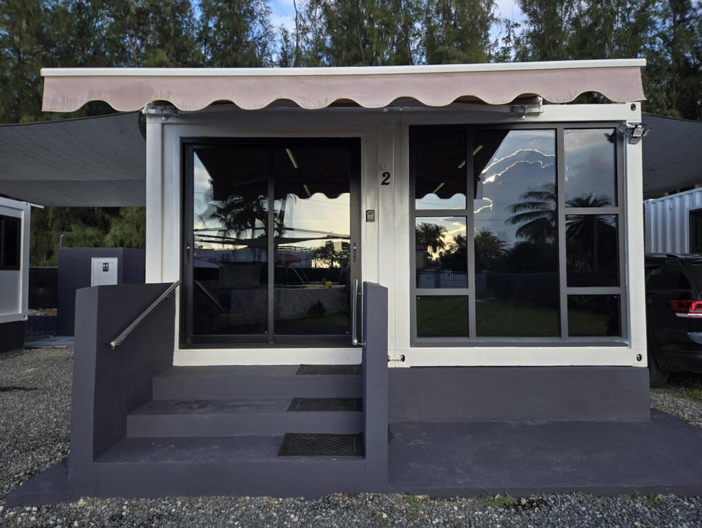 Vista frontal exterior de la Unidad de Contenedor 2 / Front exterior view of Container Unit 2 Vista frontal exterior de la Unidad de Contenedor 2 / Front exterior view of Container Unit 2