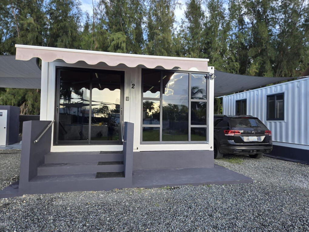 Vista exterior frontal del contenedor 2 / Front outside view of Container Unit 2 Vista exterior frontal del contenedor 2 / Front outside view of Container Unit 2