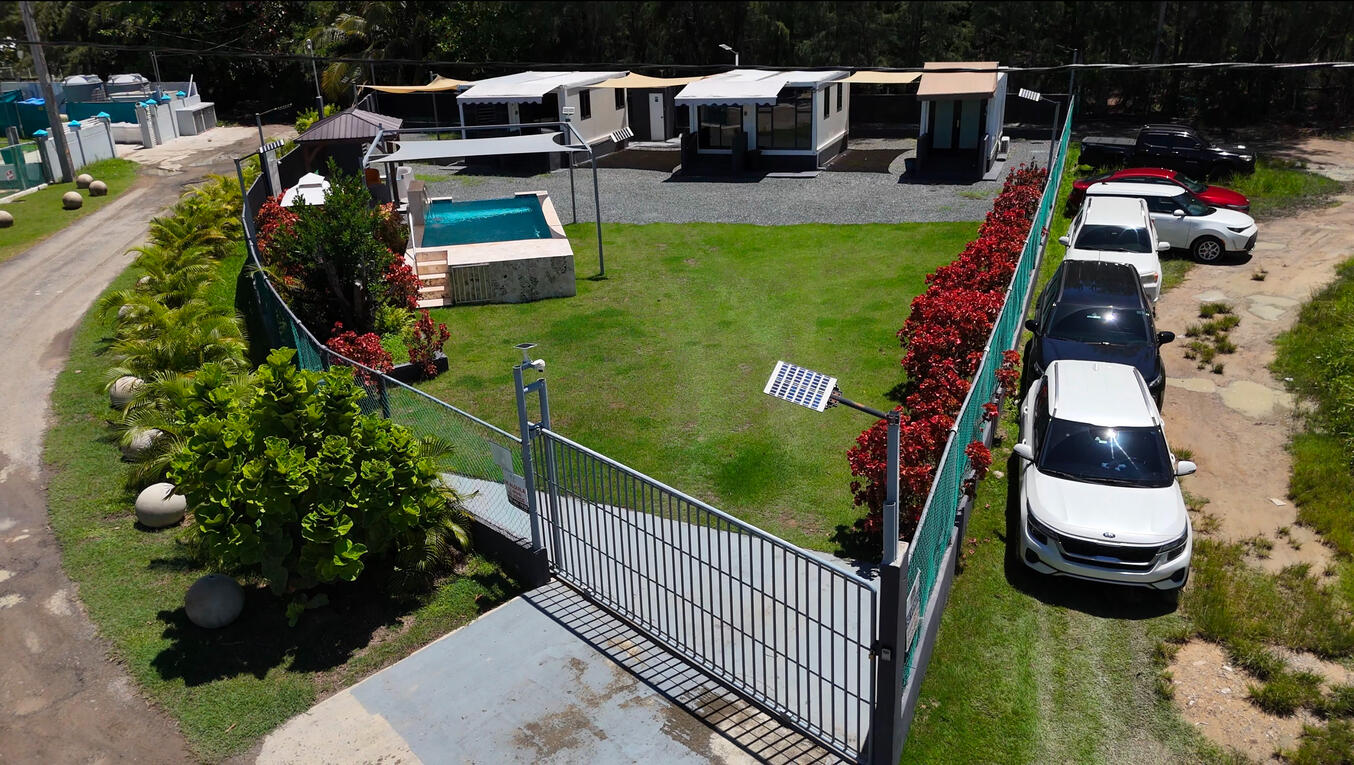 Entrada privada con portón / Private gated entrance Entrada privada con portón / Private gated entrance