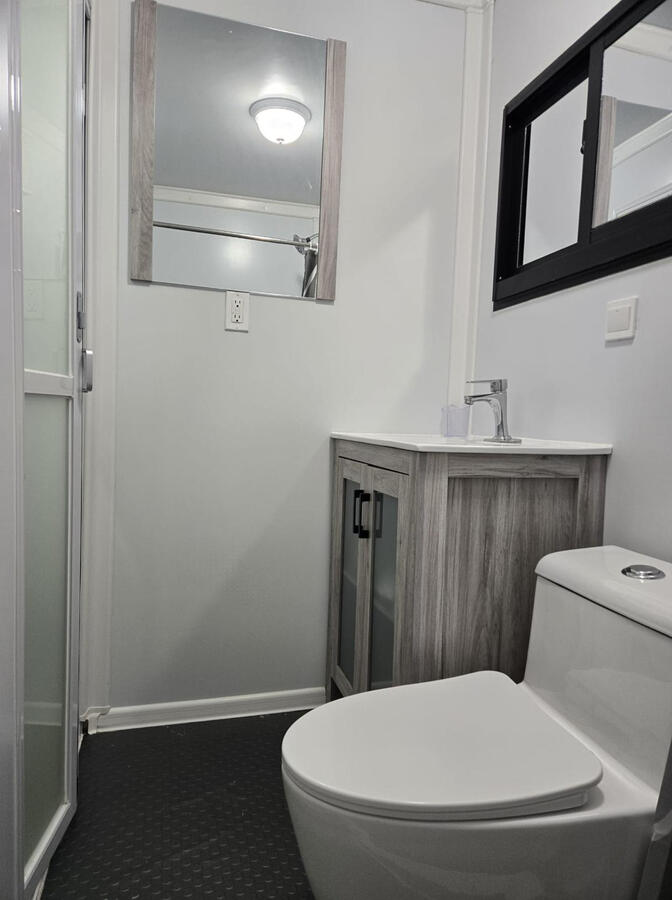 Inodoro en funcionamiento con conexión a plomería en ambas unidades / Fully functioning toilet with plumbing in both units Inodoro en funcionamiento con conexión a plomería en ambas unidades / Fully functioning toilet with plumbing in both units