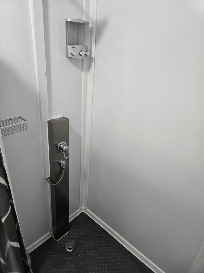 Ducha completamente funcional en ambas unidades / Fully functioning shower in both units Ducha completamente funcional en ambas unidades / Fully functioning shower in both units